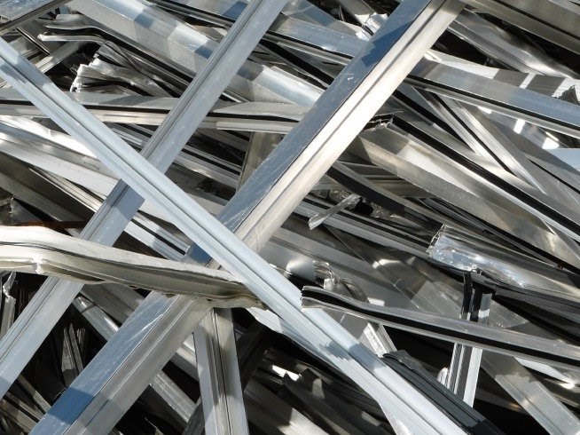 Aluminio, uno de los metales no ferrosos más utilizados. Es ligero, resistente y fácil de mecanizar.