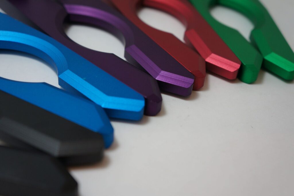 Piezas con diferentes tipos de anodizado.