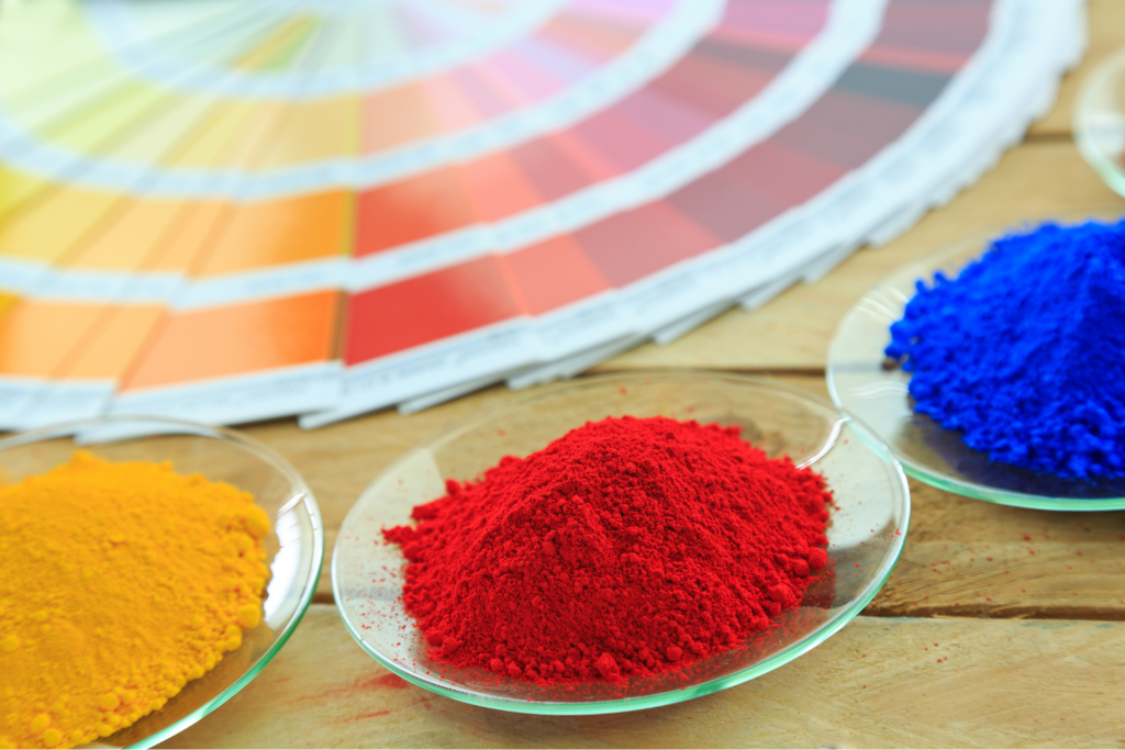 Pintura en polvo de diferentes colores lista para almacenarse