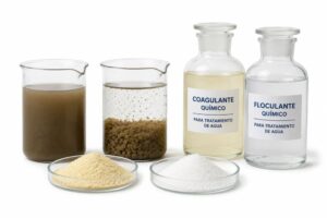 Floculante y coagulante químico en frascos de vidrio