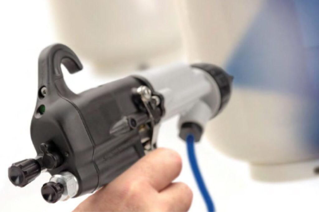 El sistema electrostático es altamente eficiente porque utiliza una carga eléctrica para atraer las partículas de pintura hacia la superficie a cubrir.