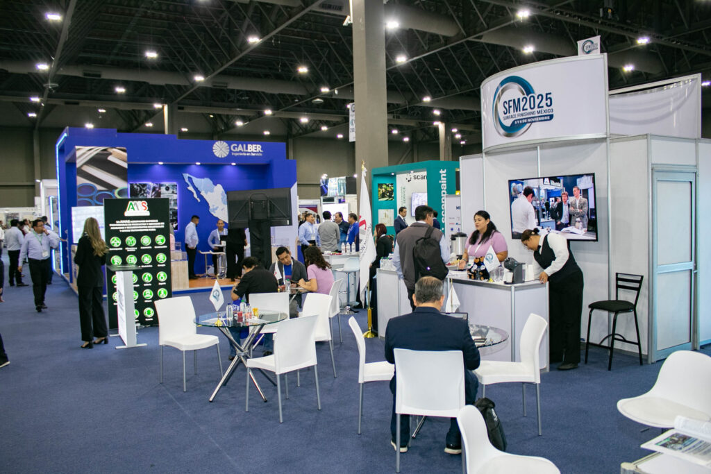 Gente recorriendo la exposición Surface Finishing México.