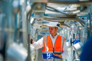 Obrero evaluando el mantenimiento de recubrimientos industriales en ambientes agresivos