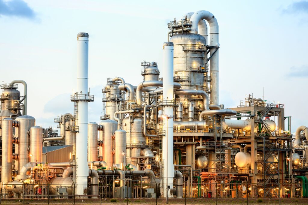 Planta química con recubrimientos industriales en ambientes agresivos