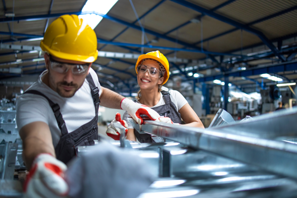 Obreros en una empresa industrial con casco, siguiendo las principales normas de seguridad