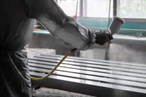 Proceso de recubrimiento anticorrosivo para estructuras de acero, en una fábrica.