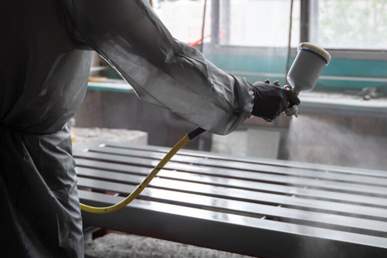 Proceso de recubrimiento anticorrosivo para estructuras de acero, en una fábrica.