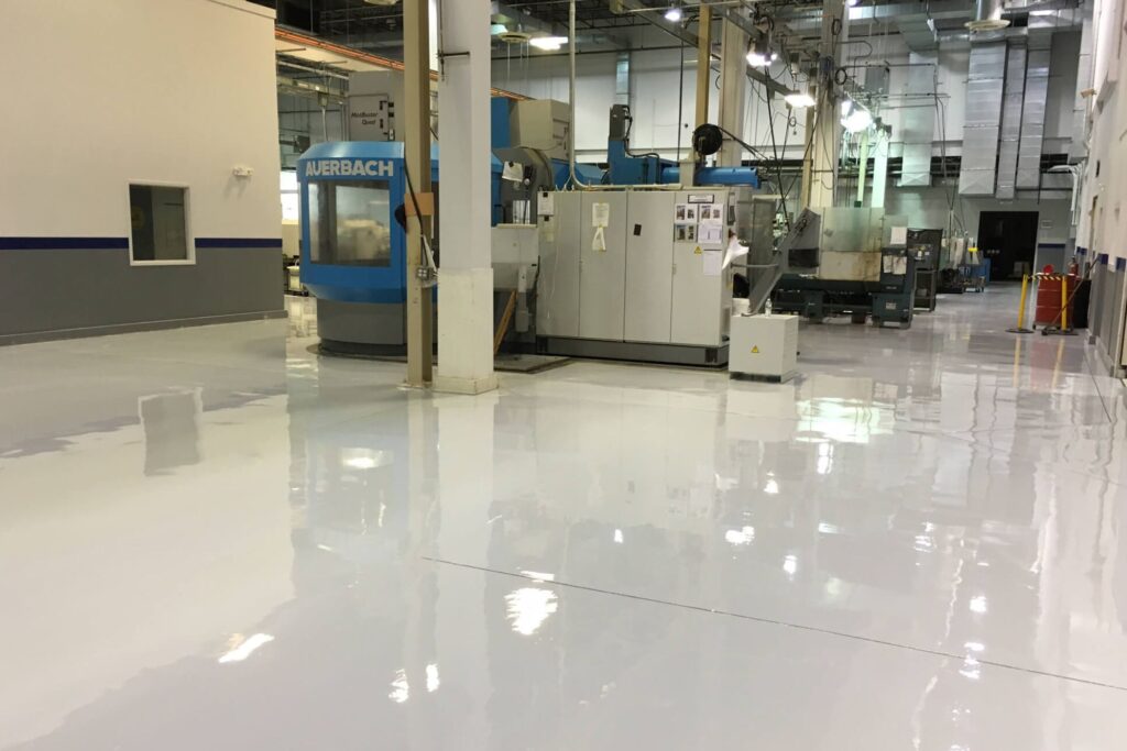 Un piso con pintura epóxica.