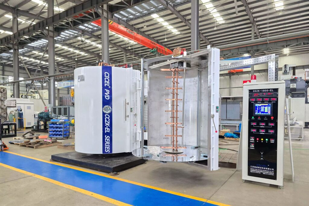 Sistema industrial de recubrimiento al vacío con cámara de deposición y panel de control digital en planta de producción.