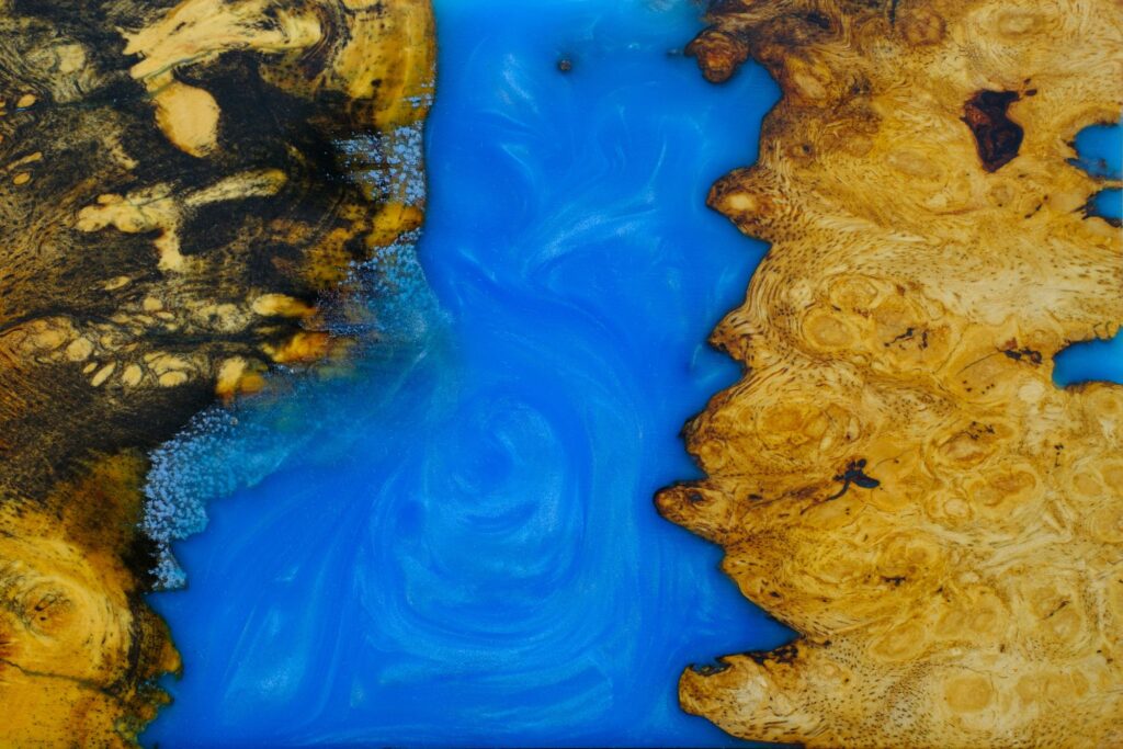 Resina epóxica en diversos colores, desde azul hasta dorado.