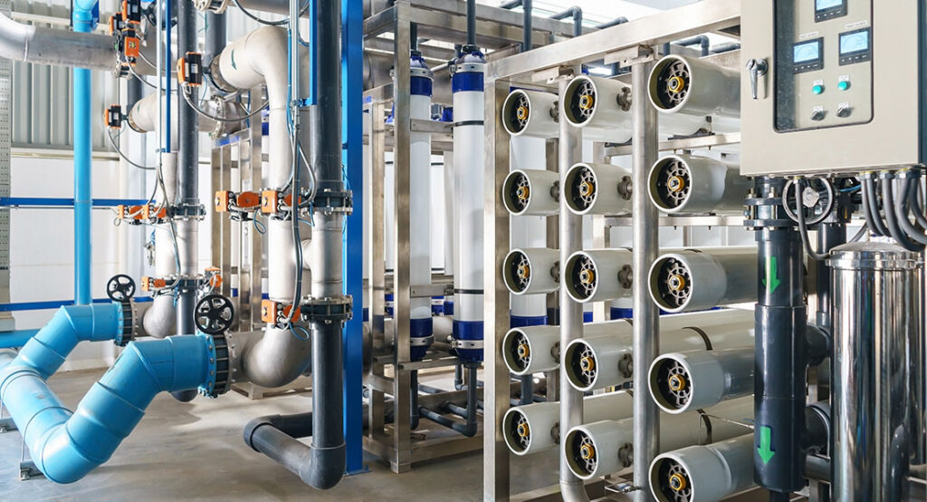 Sistema de enfriamiento industrial con tratamiento de agua mediante ósmosis inversa