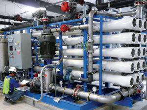Sistema industrial de ósmosis inversa con tuberías y membranas para tratamiento de agua.