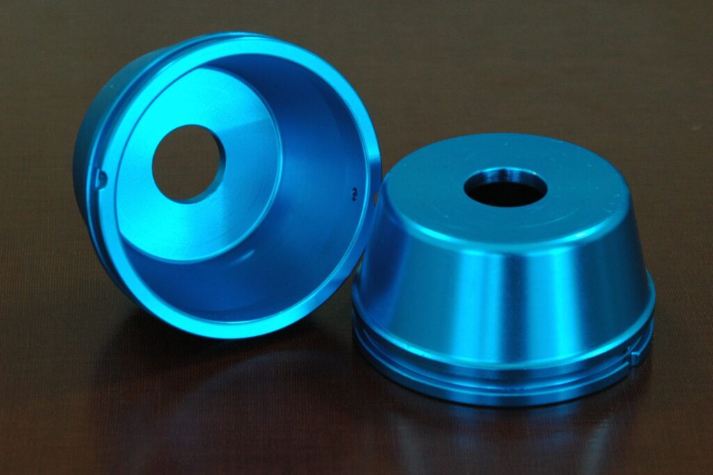 Pieza metálica que pasó por un proceso de anodizado